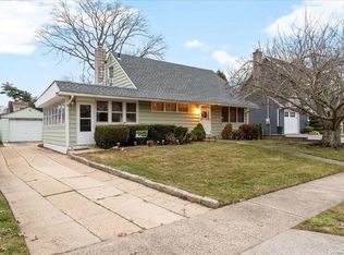 147 Hayes St, Massapequa Park, NY 11762