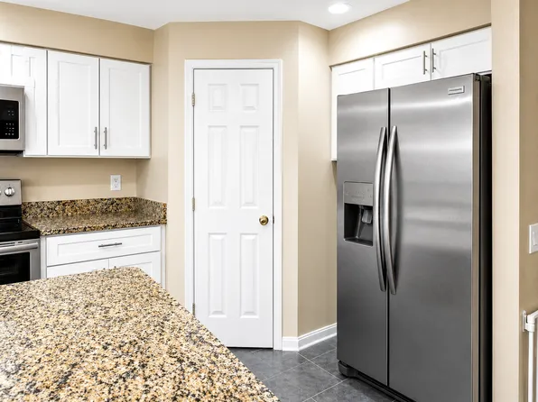 28 Carriage Walk Ct, Gaithersburg, MD 20879