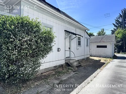 513 NW A St #C Photo 1