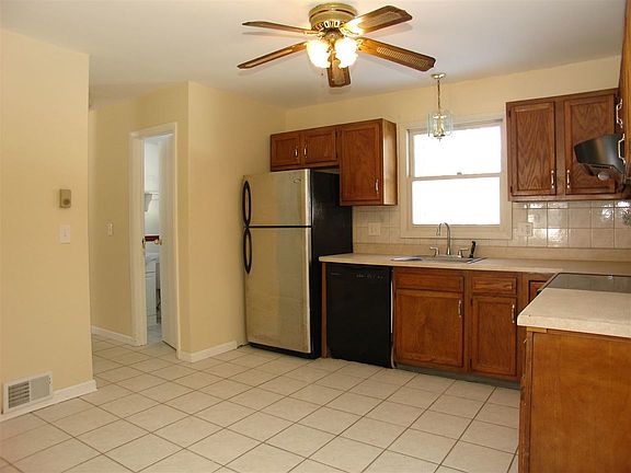 5th image of 12 Longwood Dr