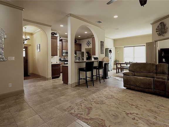 4th image of 10 Huckleberry Ln