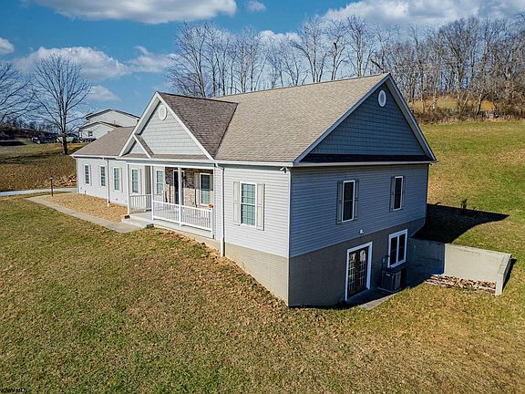 2nd image of 250 Thorn Ln
