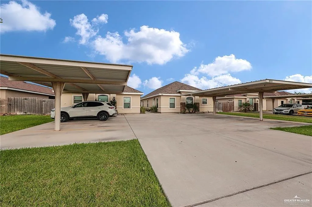 3 bed, 2.0 bath, 1050 sqft, $1,174 — Photo 3