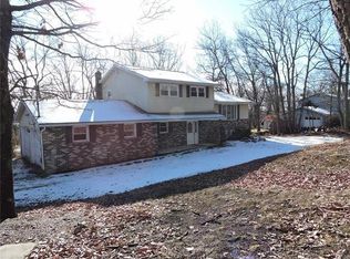 229 Red Oak Ln, Tannersville, PA 18372