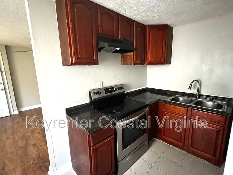 211 Rogers Ave #B — Photo 7