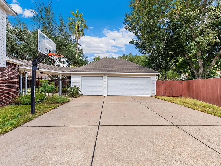 15826 Jamie Lee Dr — Photo 48