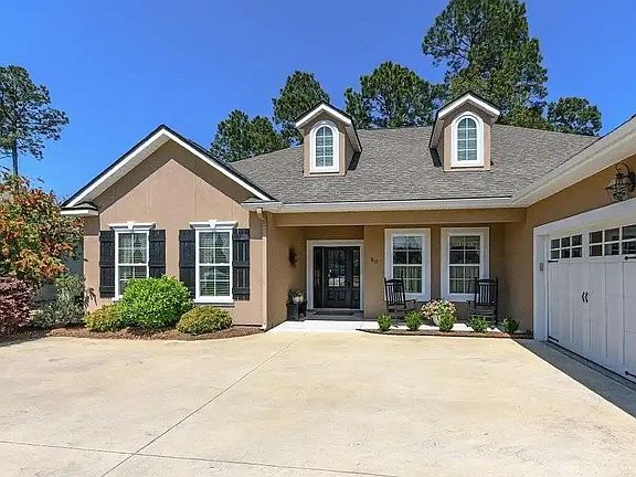Front of Home w/ample driveway parking