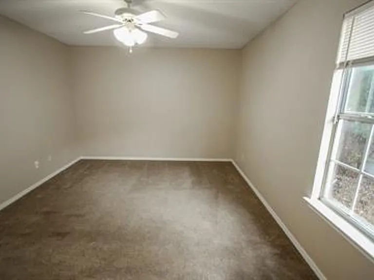 736 W Poplar St — Photo 5