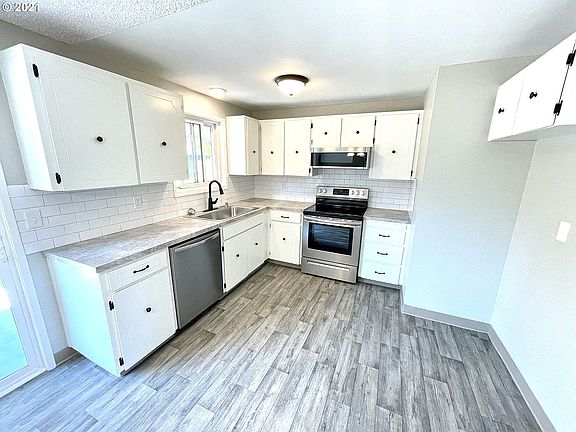 2nd image of 13910 NE 81st St