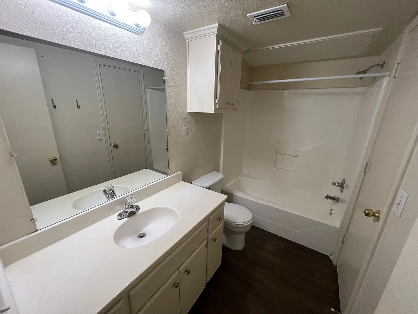 Rose Bud Apartments — Photo 4