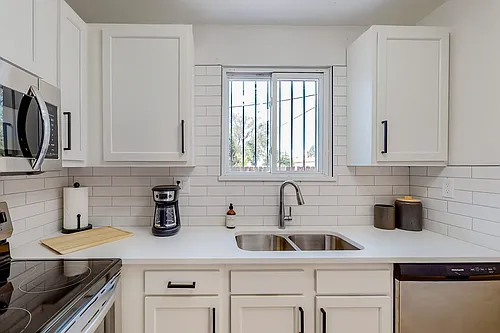 Remodeled / Fully Loaded / Furnished 2 Bed / 2 Bath in Uptown Photo 1 Remodeled / Fully Loaded / Furnished 2 Bed / 2 Bath in Uptown Photo 1