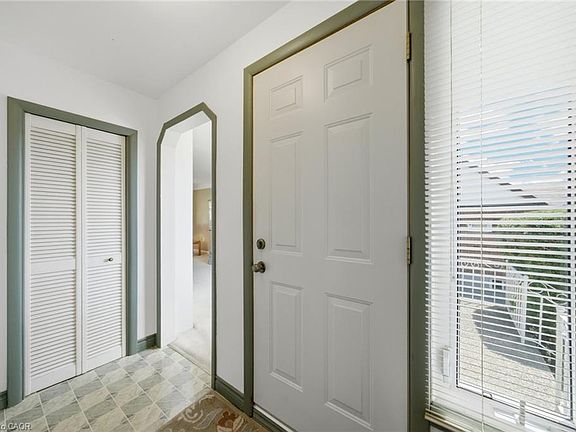 3rd image of 89 Charlotte St