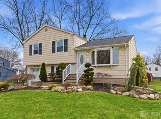215 Oak Manor Pkwy, South Plainfield, NJ 07080