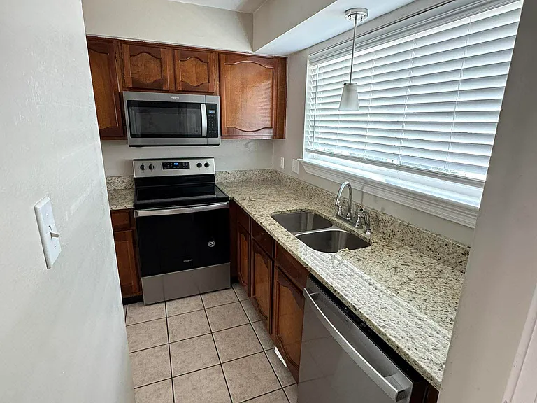 217 Clearview Pkwy #A — Photo 2