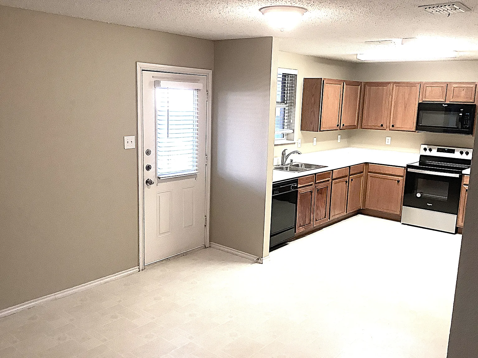 5 bed, 3.0 bath, 3440 sqft, $3,080 — Photo 4