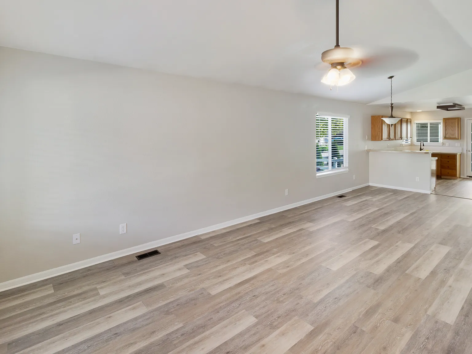 2488 Sapphire St — Photo 4