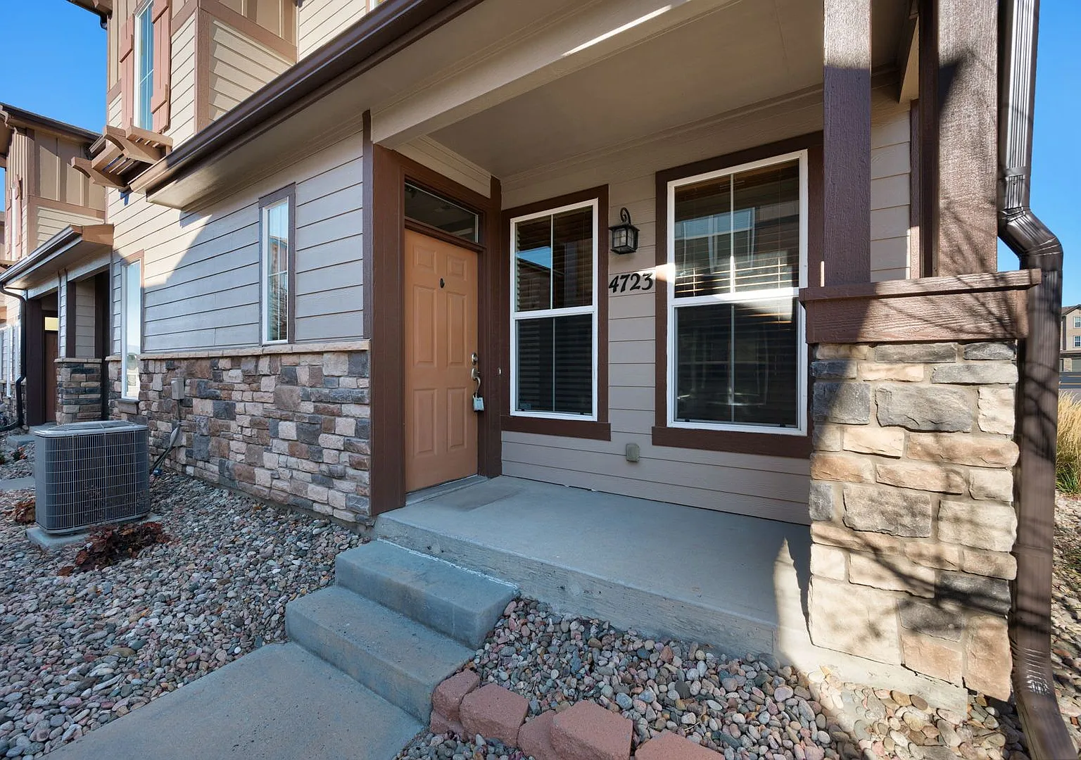 Beautiful 2 bdrm end unit with attach 2 car garage — Photo 4