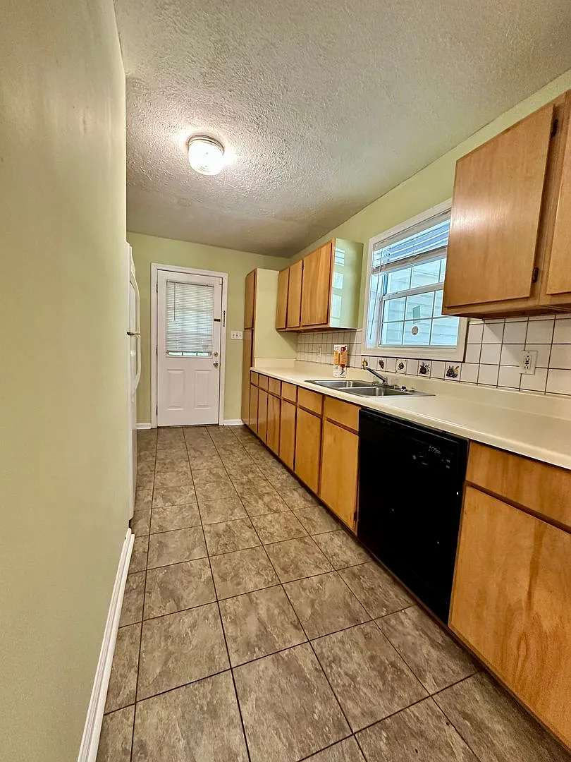 Cute 3 Bedroom Home In South Jackson — Photo 4