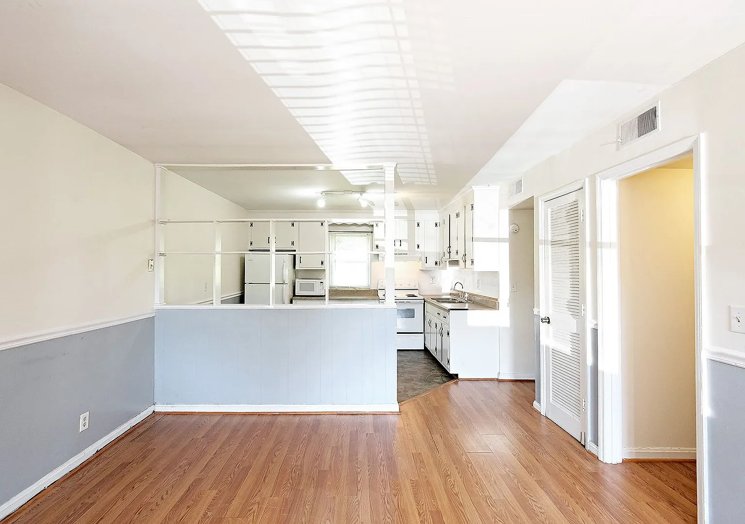 Pet-Friendly 2BR Apartment in Convenient Louisa Location — Photo 2