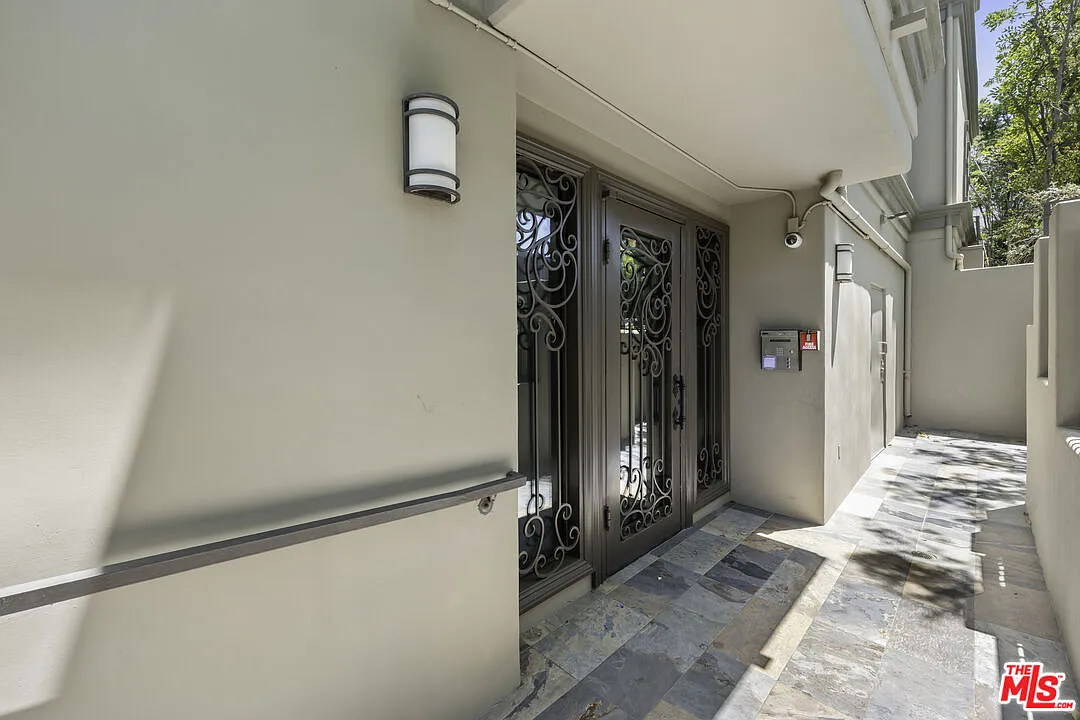 2 bed, 2.0 bath, 1957 sqft, $7,200 — Photo 4
