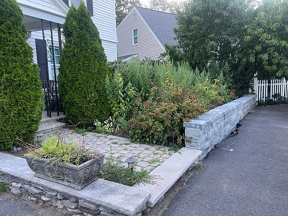 3rd image of 21 Commonwealth Ave