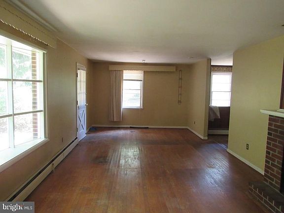 5th image of 1024 Gladway Rd