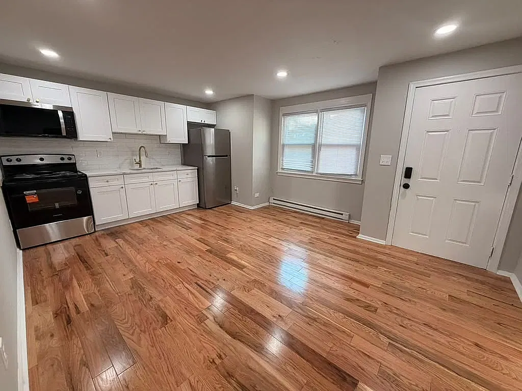 3 bed, $2,090 — Photo 4
