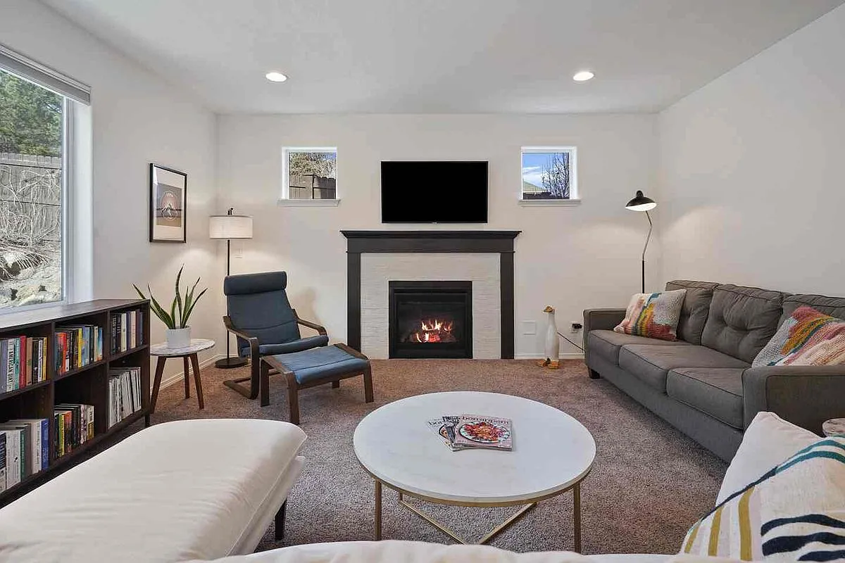 4 bed, 2.5 bath, 2221 sqft, $3,400 — Photo 2