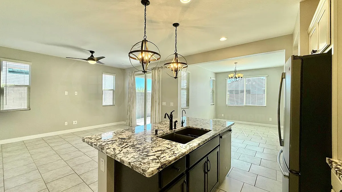 2 bed, 2.0 bath, 1361 sqft, $1,799 — Photo 4