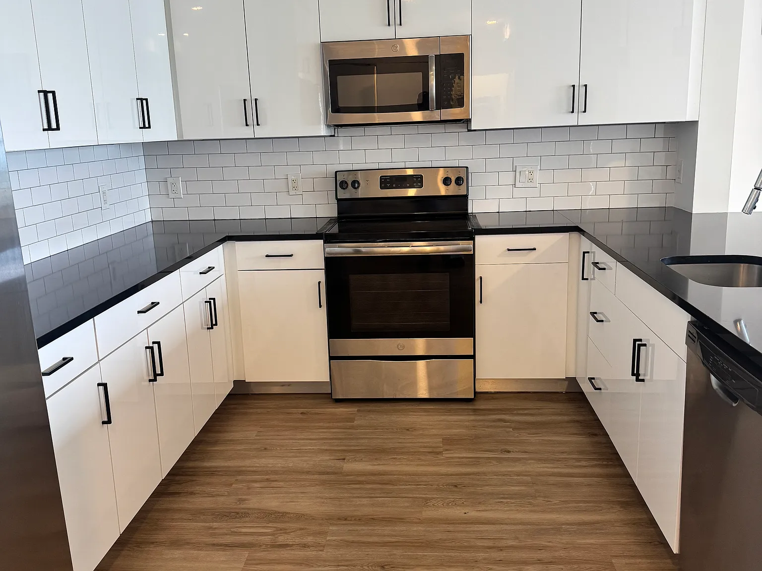 1 bed, 770 sqft, $2,400 — Photo 4