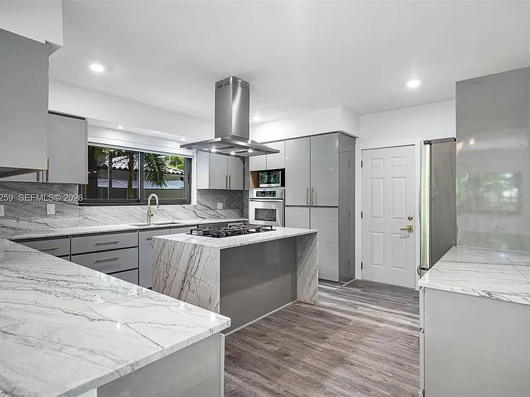 7810 Beachview Dr — Photo 11