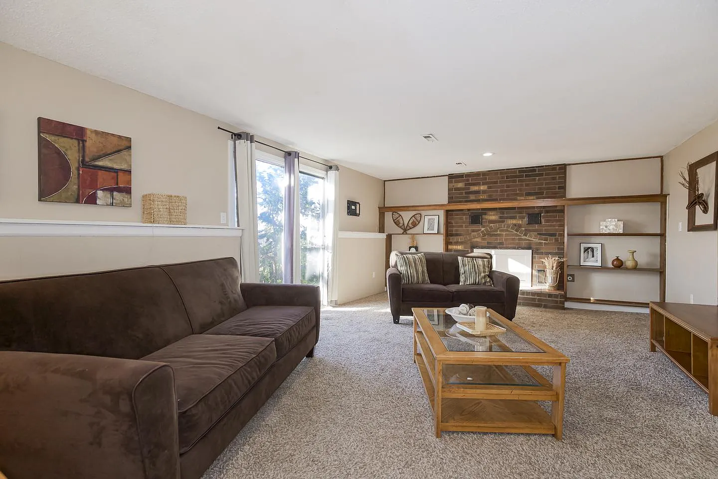 Chic Independence home with a beautifully landscaped yard — Photo 1