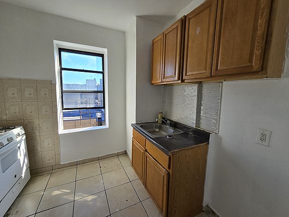 4th image of 2095 Mohegan Ave APT 5A