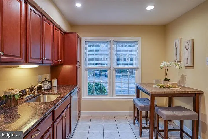 807 Stockbridge Dr — Photo 5
