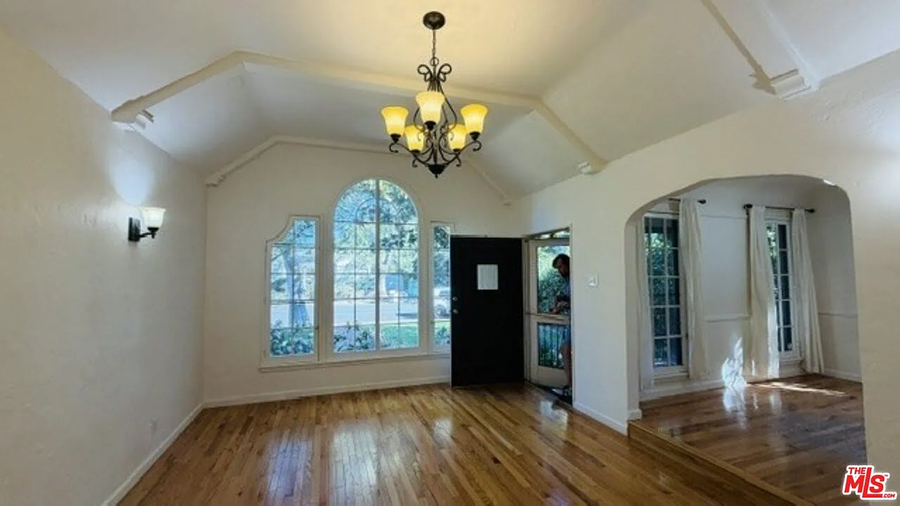 1 bed, 1.0 bath, 890 sqft, $2,950 — Photo 3