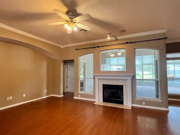 1252 Woodchurch Ln — Photo 8