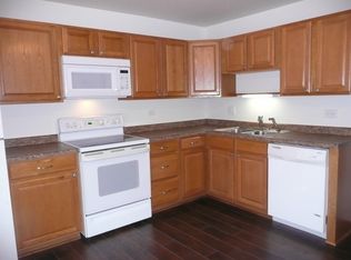 536 Creekwood Ct APT B, Westmont, IL 60559