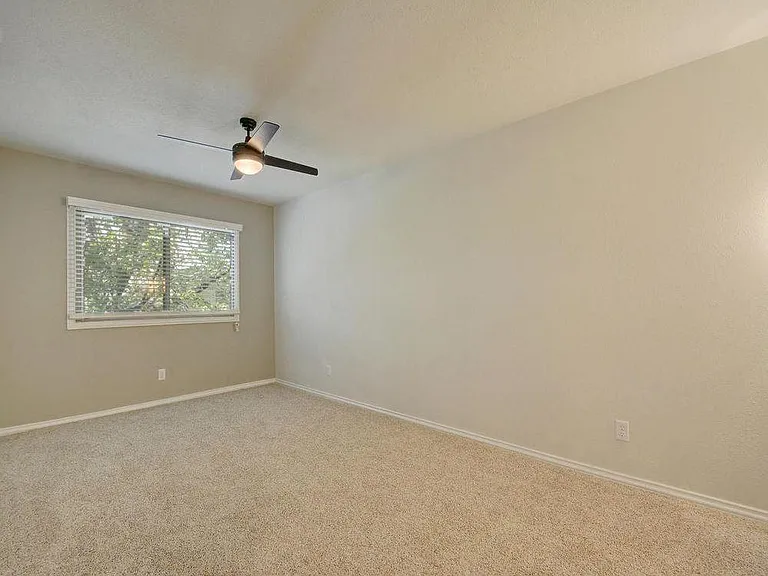 505 W 7th St #202 — Photo 12