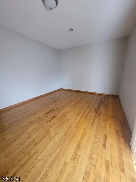 3 bed, 1100 sqft, $2,400 — Photo 2