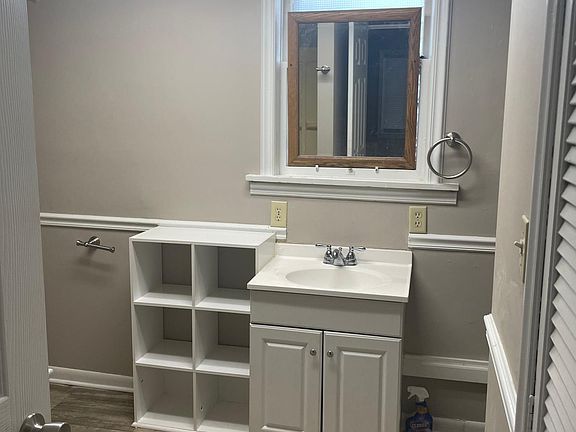 Main level bath with tub/shower combination