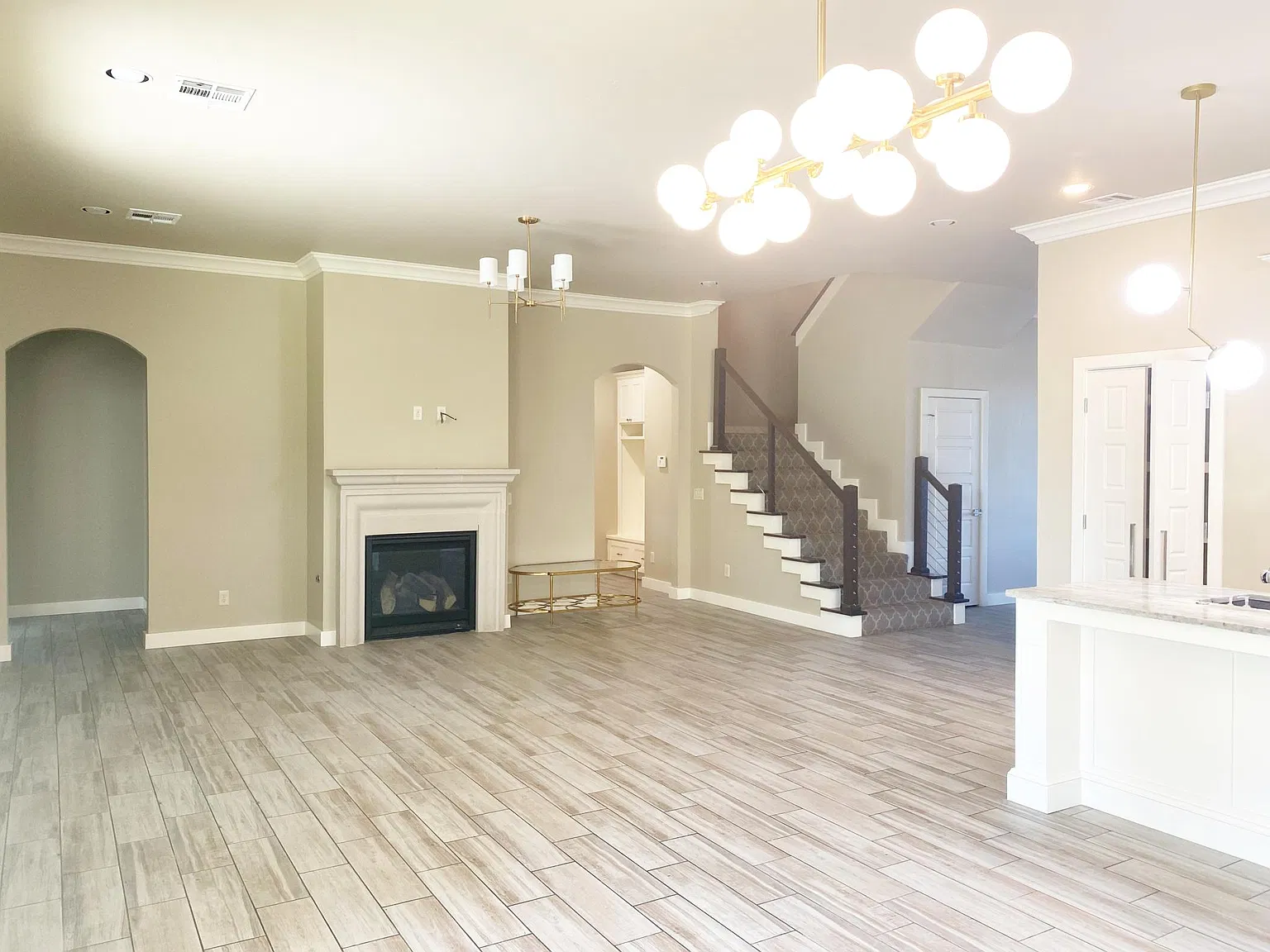 4 bed, 3.5 bath, 2405 sqft, $3,200 — Photo 3