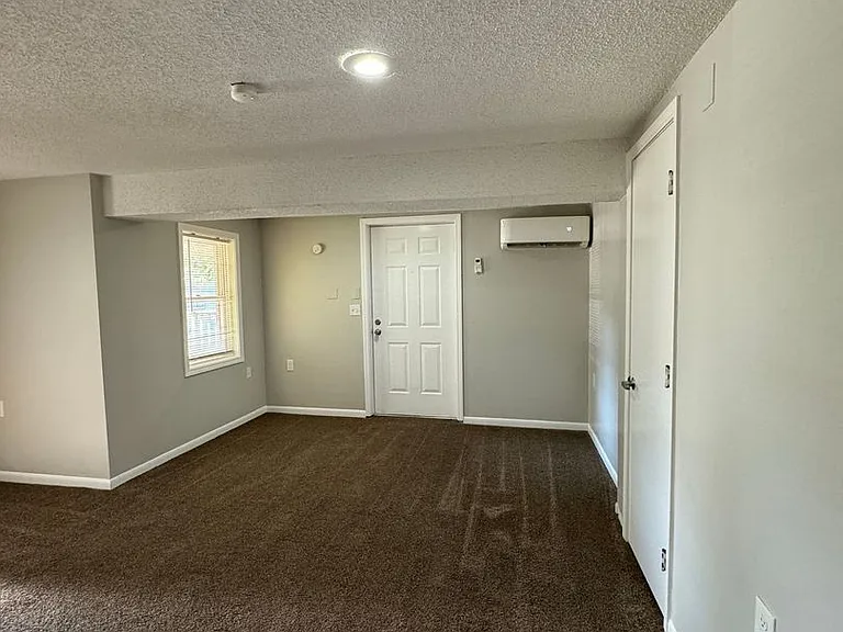 1217 1/2 W Truman Rd — Photo 4