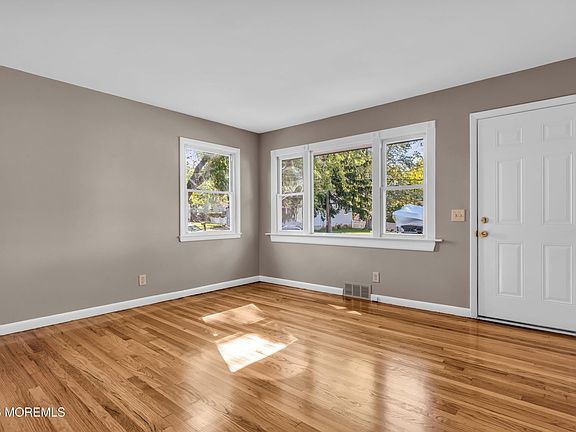 3rd image of 706 E Lawn Drive