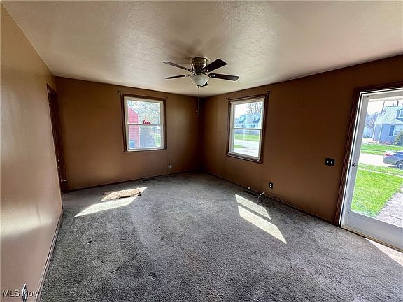 4th image of 855 Warwick Dr