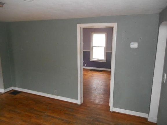 5th image of 11105 Burton St