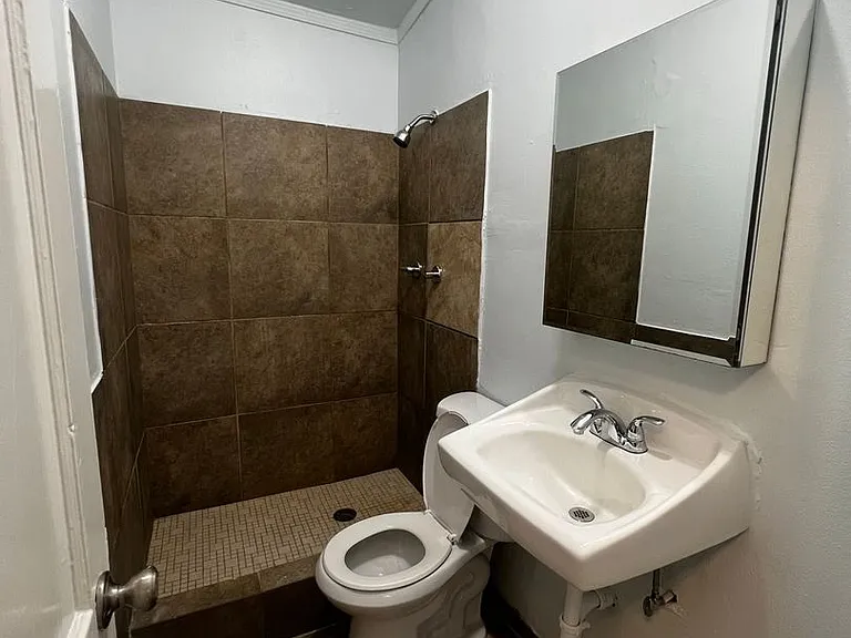 2609 E Cesar Chavez St — Photo 11