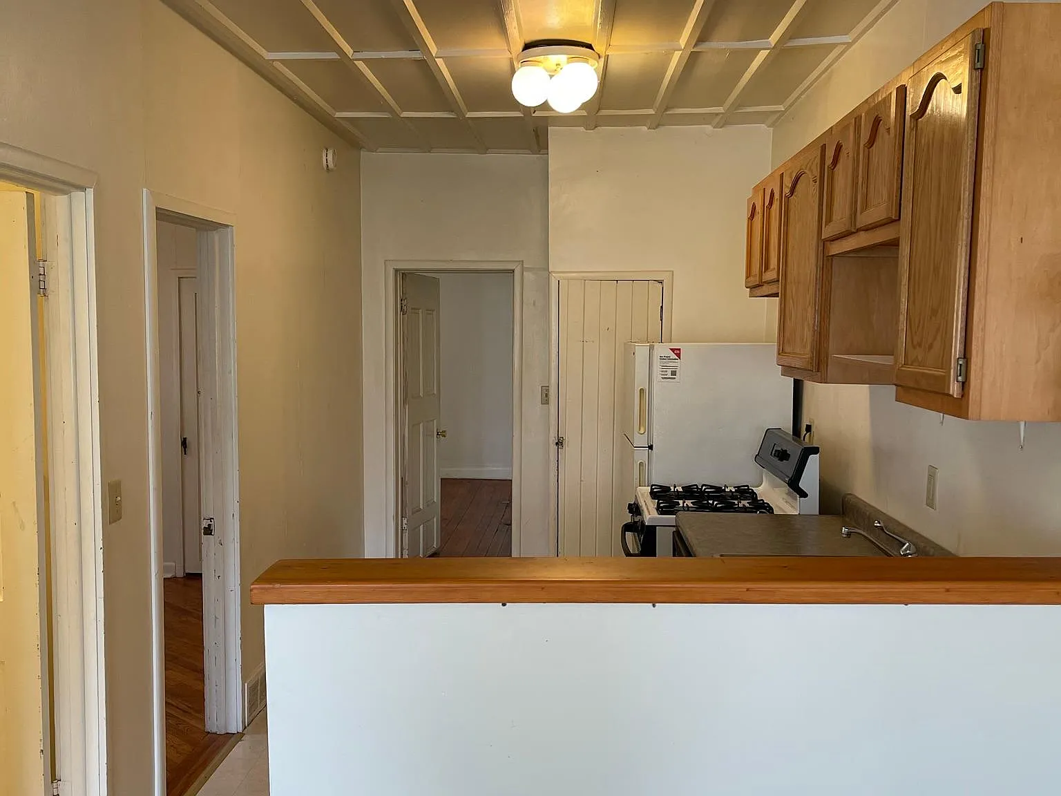 816 E Market St — Photo 2