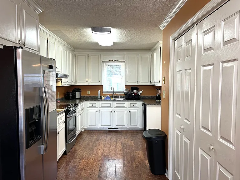850 Parkview Ct — Photo 4