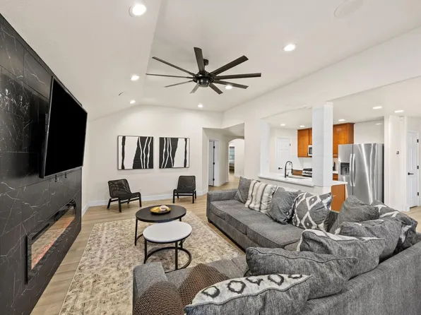 2710 Gaelic Green St, Houston, TX 77045