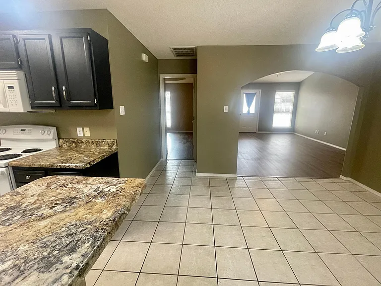 1702 Eastgate Cir — Photo 10